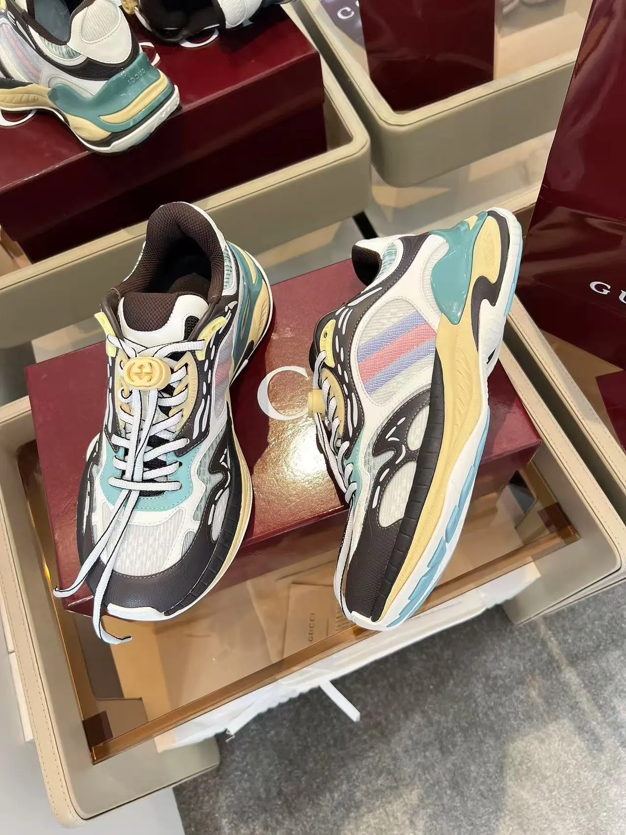 P900. This men's size Gucci 2.0 sneaker reinterprets the brand's iconic striped webbing elements. When retro genes collide with futuristic design, this new pair of Gucci shoes directly reaches the trend threshold💥 ✔️Color combination of caron contrasting colors + classic stripes, GG reflective piping, good visual impact, and comes with a high-gloss filter when out on the street ✔️ The structure is made of multi-layer splicing of different materials, breathable mesh, shaped leather, outsole combined with EVA rubber, fashionable and practical at the same time ✔️ Details are made of double G midsole + iconic double G lock shoelaces, the retro DNA is crazy and restless, and every step is based on the trendy aesthetic. Size male 39-46, (customized for 46)